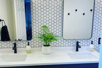 Example of a 1950s bathroom design in Seattle