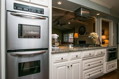 Kitchen - traditional kitchen idea in Dallas