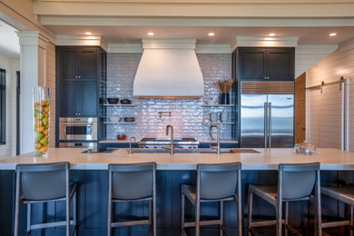 Arts and crafts home design photo in Other