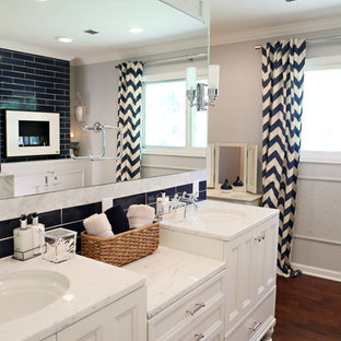 Foto di una grande stanza da bagno padronale minimalista con ante con riquadro incassato, ante bianche, vasca freestanding, doccia aperta, piastrelle blu, piastrelle in ceramica, pareti grigie, parquet scuro, top in marmo, WC monopezzo e lavabo sottopiano