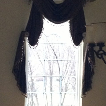 Entry | Close-up of Pole & Medallion Swag