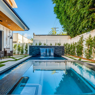 ロサンゼルスのオーダーメイドトランジショナルスタイルのおしゃれなプールの写真