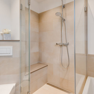 Badezimmer mit Wanne und hochwertiger Glasdusche