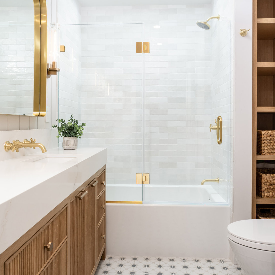 Abbott - Traditional Hall Bath