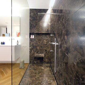 Marmordusche mit Vola Armaturen und innovativem baqua System