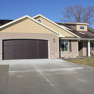 Удачное сочетание для дизайна помещения: одноэтажный фасад дуплекса среднего размера бежевого цвета в классическом стиле с облицовкой из дерева, крышей из гибкой черепицы и полувальмовой крышей - самое интересное для вас