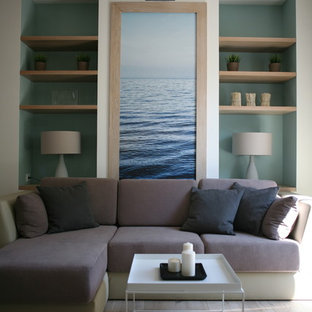 Immagine di un piccolo soggiorno minimal con parquet chiaro e pareti multicolore