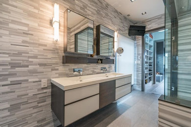 Bathroom - modern bathroom idea in Toronto