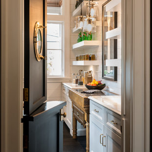 Inspiration för ett maritimt skafferi, med mörkt trägolv, vita skåp och stänkskydd i tunnelbanekakel