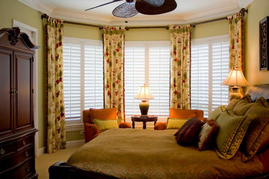 Klassisches Schlafzimmer mit grüner Wandfarbe und Teppichboden in Tampa