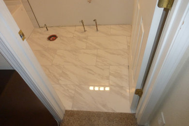 Ejemplo de cuarto de baño principal de estilo de casa de campo pequeño con suelo de baldosas de porcelana y suelo blanco