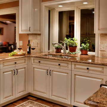 Traditional Ivory Raised Panel Kitchen Cabinets with Crown Molding