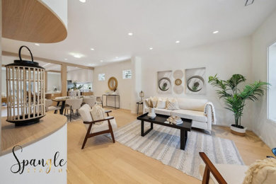 Living room photo in Toronto
