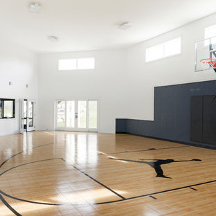 ミネアポリスの大きいコンテンポラリースタイルのおしゃれな室内コート (白い壁、ラミネートの床、茶色い床) の写真