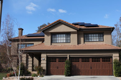 Example of an exterior home design in Orange County