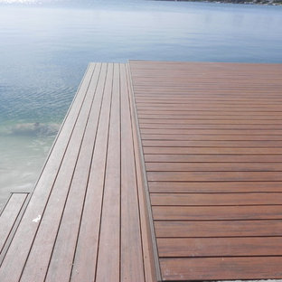 マイアミの中サイズのビーチスタイルのおしゃれな裏庭のデッキ (桟橋、日よけなし) の写真