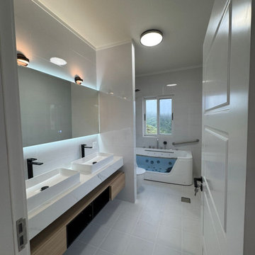 Luxury Master Bathroom Double Sink Vanity & Whirlpool Tub Layout