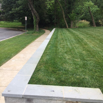 Natural Stone Veneer Retaining Wall Capped with 2 Inch Thermal Flagstone