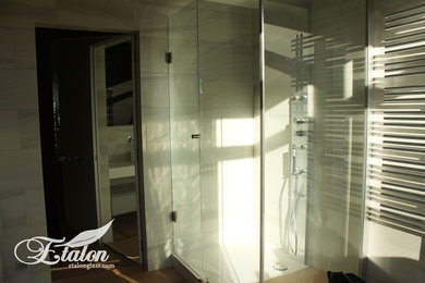 Идея дизайна: ванная комната среднего размера в классическом стиле с стеклянными фасадами
