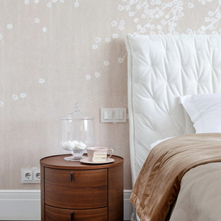 Inredning av ett mellanstort huvudsovrum, med beige väggar, korkgolv, en hängande öppen spis, en spiselkrans i gips och brunt golv