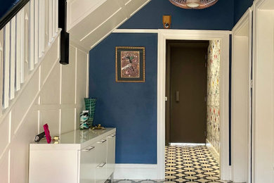 他の地域にある高級な広いコンテンポラリースタイルのおしゃれな廊下 (青い壁、クッションフロア、壁紙) の写真