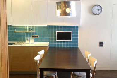 На фото: кухня в современном стиле с обеденным столом с