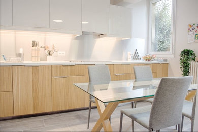 Idées déco pour une cuisine encastrable moderne en L de taille moyenne avec une crédence grise, une crédence en dalle métallique et un sol gris.