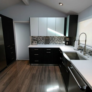Eden Mosaic Tile installations: Cobble Stainless Steel With Silver Glass Tile