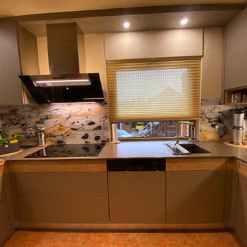 Küche in U-Form mit bunter Rückwand