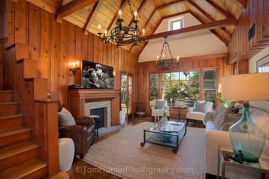 Design ideas for a traditional family room in Los Angeles.