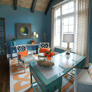 Ispirazione per un grande ufficio boho chic con pareti blu, parquet scuro, scrivania autoportante e nessun camino