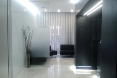 Entryway - contemporary entryway idea in Valencia