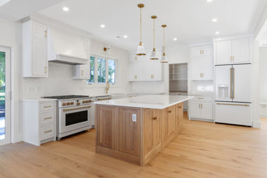 Kitchen - traditional kitchen idea in Boston