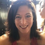 Angela Holcombes foto