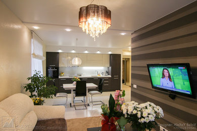 На фото: маленькая гостиная комната в современном стиле с коричневыми стенами, полом из ламината, телевизором на стене и белым полом для на участке и в саду