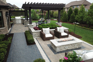 Large elegant home design photo in Chicago