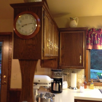 Before: A line of supported wall cabinets blocked visibility from the kitchen to