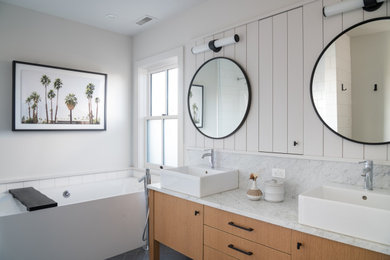 Example of a bathroom design in Seattle