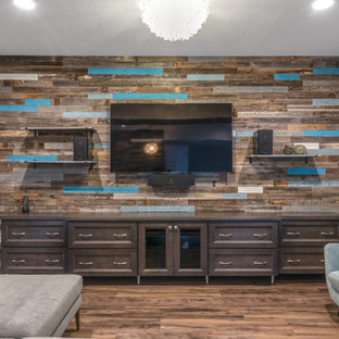 Idées déco pour une salle de cinéma classique de taille moyenne et ouverte avec un mur multicolore, un sol en vinyl, un téléviseur fixé au mur et un sol marron.