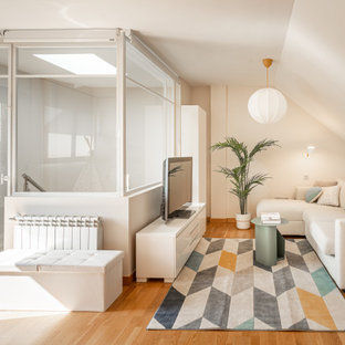 Inspiration pour une buanderie linéaire nordique multi-usage et de taille moyenne avec un placard à porte plane, des portes de placard blanches, un plan de travail en bois, une crédence marron, une crédence en bois, un mur blanc, sol en stratifié, le lave-linge et le sèche-linge forment un seul appareil électroménager, un sol marron et un plan de travail marron.