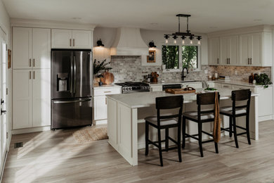 Kitchen - traditional kitchen idea in Detroit