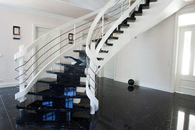 Bogentreppe mit Treppenstufen aus Granit