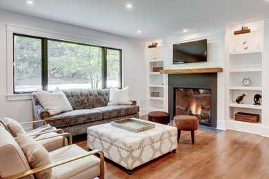 Home design - farmhouse home design idea in New York