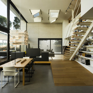 Пример оригинального дизайна: большая гостиная-столовая в современном стиле с желтыми стенами и полом из керамической плитки без камина