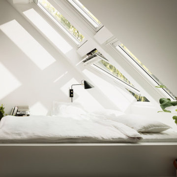 Bianco e luce: la combinazione che amplia gli spazi, anche sotto al tetto