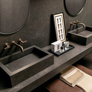 Immagine di una stanza da bagno con doccia minimalista di medie dimensioni con piastrelle marroni, piastrelle in gres porcellanato, pavimento in gres porcellanato, lavabo integrato, top piastrellato, pavimento marrone e top marrone