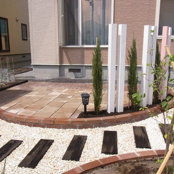 **ステージのようなフリースペースとカラフルな角柱