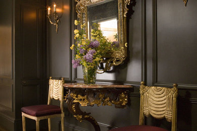 Example of a classic entryway design in San Francisco