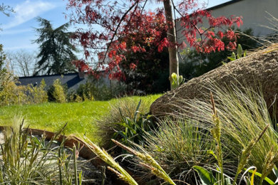 Cette photo montre un petit aménagement d'entrée ou allée de jardin tendance l'été avec une exposition ensoleillée, une pente, une colline ou un talus et du gravier.