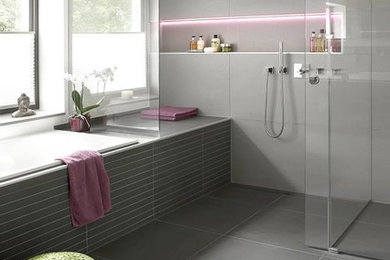 Photo of a contemporary bathroom in Bremen with a curbless shower.